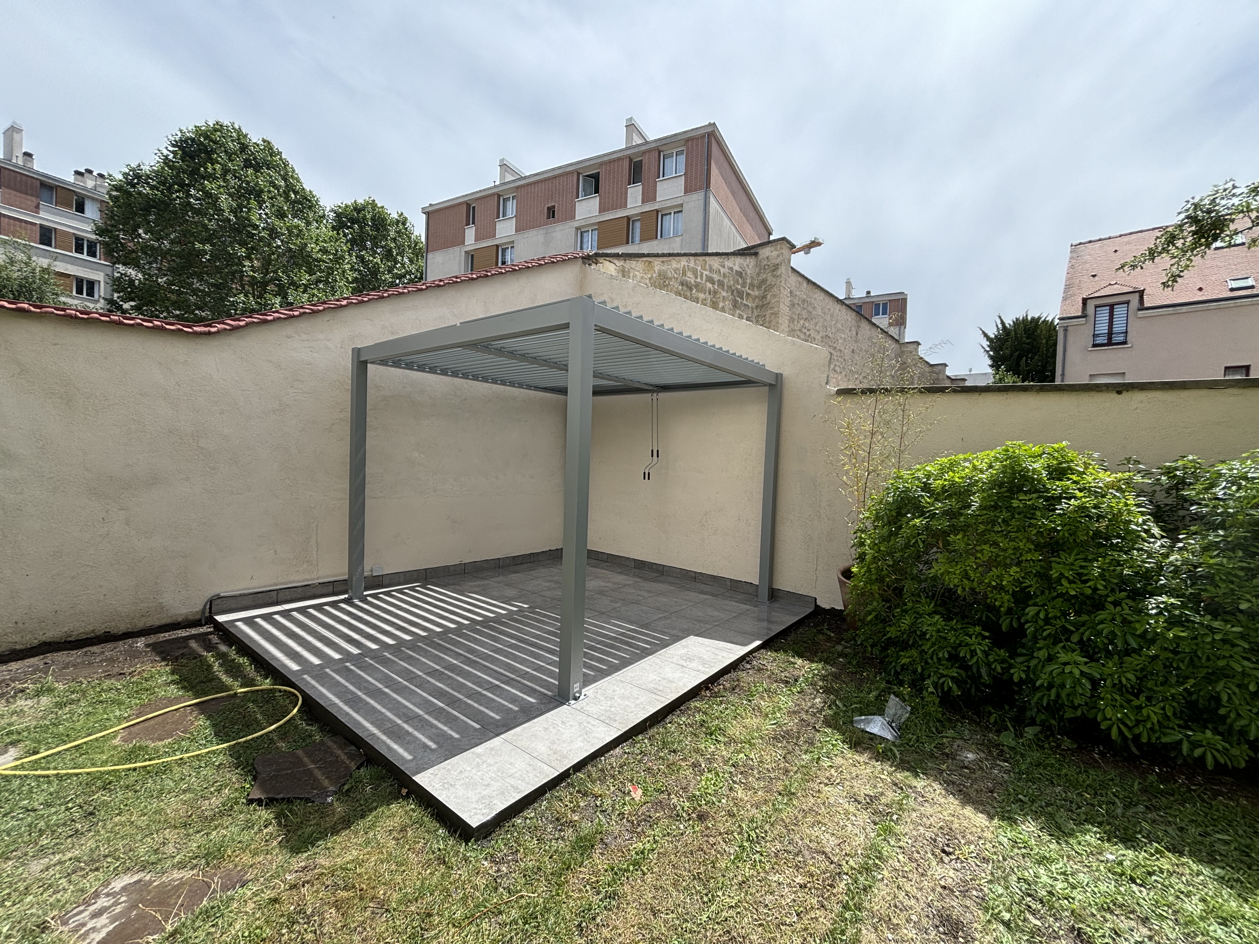 Pergola bioclimatique carrelage terrasse